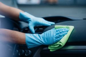 Kunststoffreiniger fürs Auto: Beim Eigen-Test gilt es einiges zu beachten, z. B. die Inhaltsstoffe.