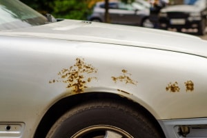 Rostschutz beim Auto: Hierfür sollten Sie Zinkfarbe kaufen, die für die Außenanwendung gedacht ist.