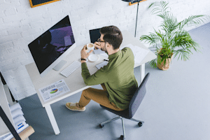 Ein 27-Zoll-Monitor eignet sich aufgrund seiner Größe gut zum Spielen und Arbeiten.