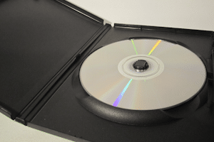 Mit dem DVD-Brenner können Sie Daten auf einem Rohling speichern.