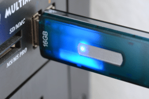 Der Mini-USB-Stick-Test unterscheidet zwischen USBs mit 2.0 und 3.0 Schnittstellen.