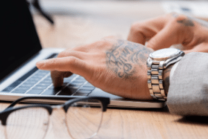 Wenn Sie einen Uhrenbeweger kaufen, gibt es die Auswahl zwischen solchen mit Netzladekabel und solchen mit einer integrierten Batterie.