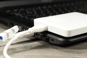 Auf die WLAN-Festplatte können mehrere Menschen gleichzeitig zugreifen.